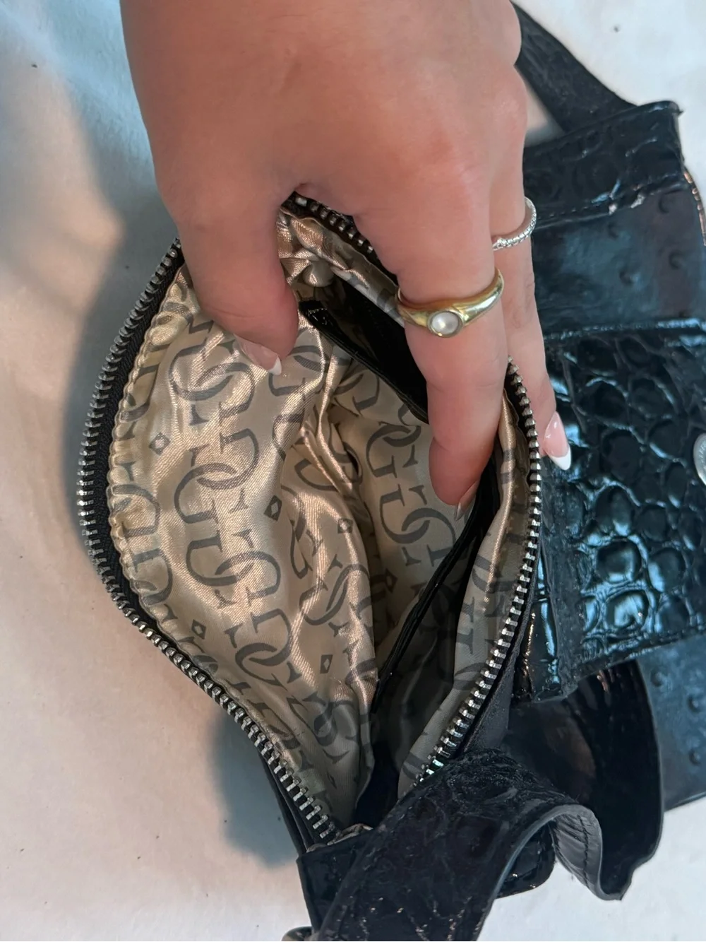 Vintage GUESS Black Crossbody Shoulder Bag with Decorative Medallion